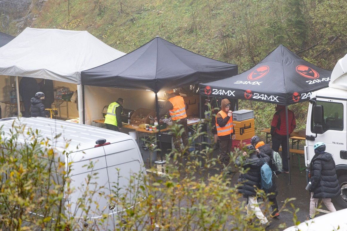Auf dem Pl&ouml;ckenpass werden derzeit Szenen f&uuml;r den zweiten Teil des Action-Klassikers &bdquo;Cliffhanger&ldquo; gedreht. Fotos: Isep Thomas