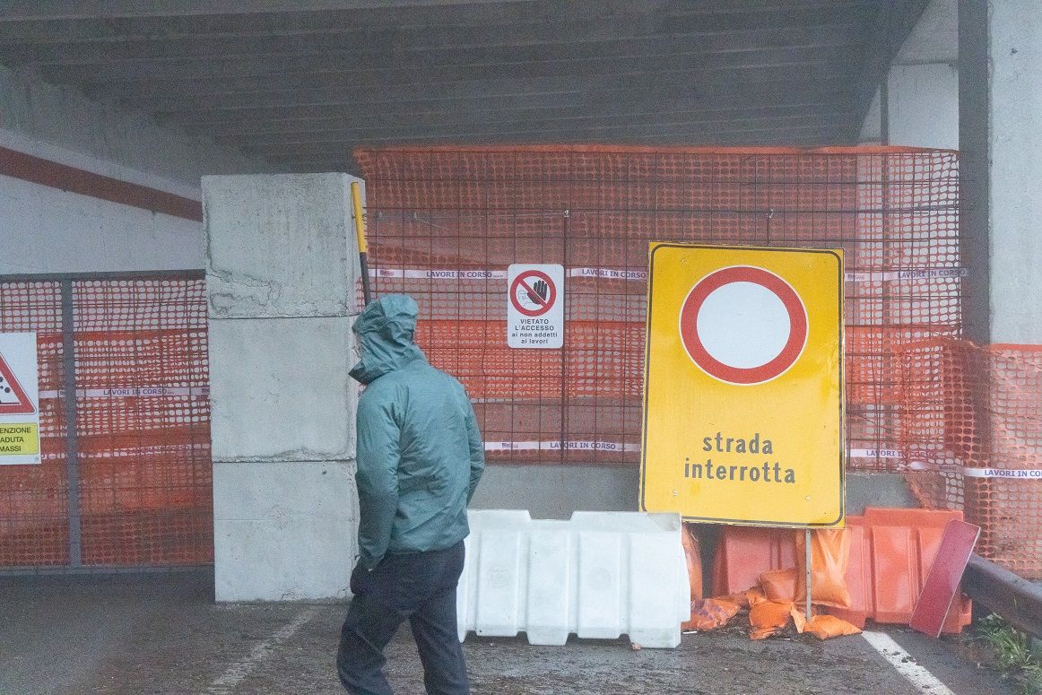Absperrgitter sollen Leute am Betreten der Baustelle hindern. Einige setzen sich dar&uuml;ber hinweg.