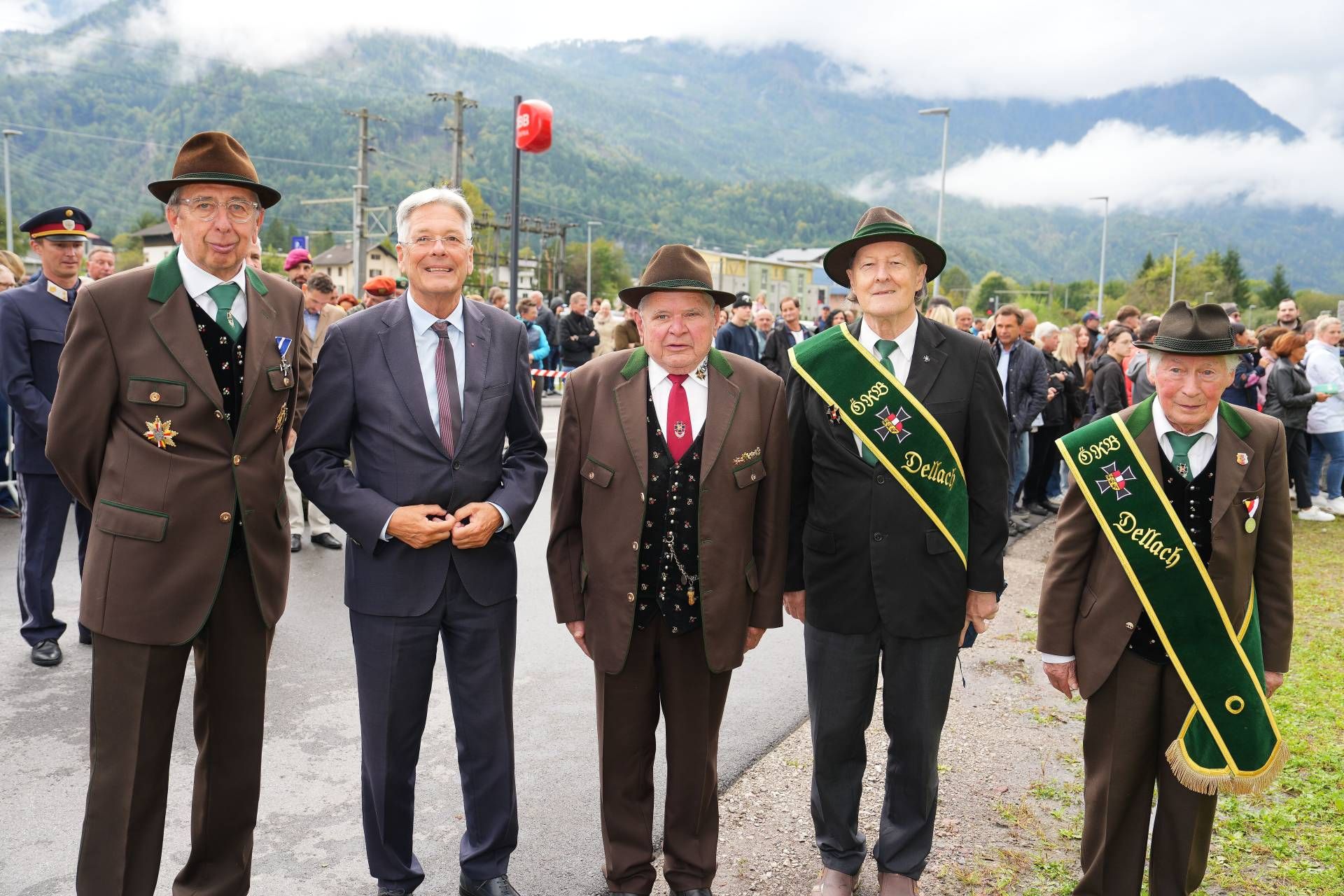 LH Peter Kaiser mit der Abordnung des Kameradschaftsbundes Dellach im Drautal bei der Angelobung in Oberdrauburg.
