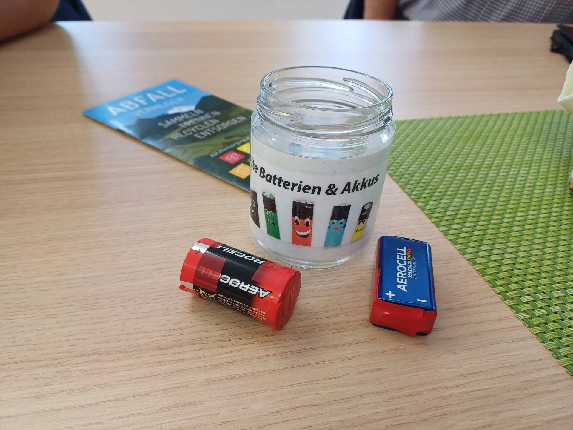 So werden Batterien richtig verwahrt: die Pole abgeklebt und idealerweise in einem Gurkenglas mit Metall-Schraubverschluss gesammelt.