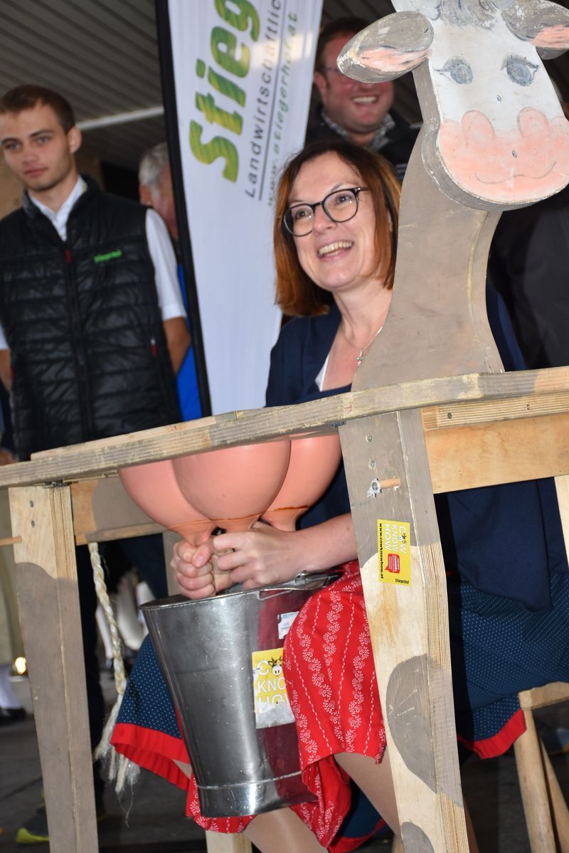 Eine erfahrene Melkerin ist die Gitschtaler FP&Ouml;-Listenkandidatin Barbara Plunger.