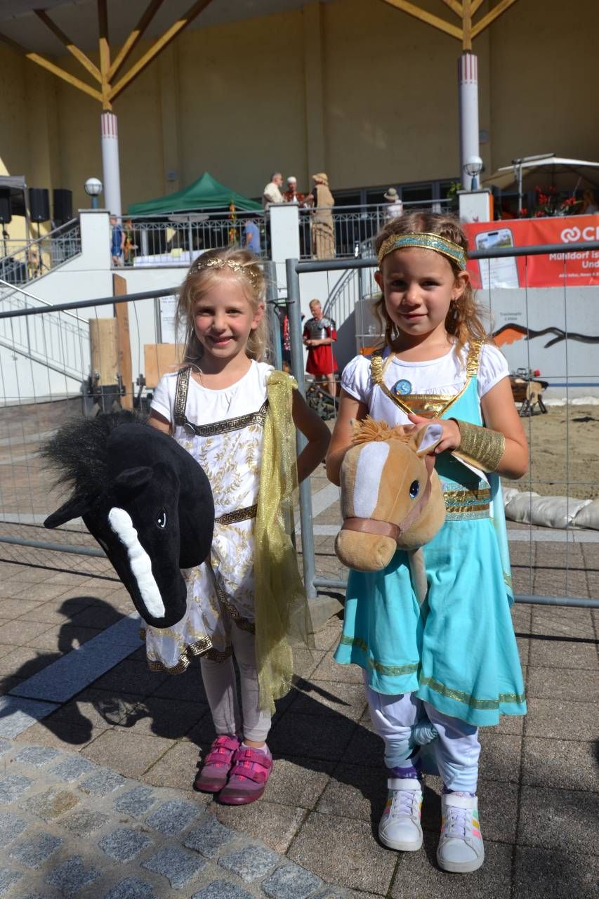 Florentina und Alina &bdquo;ritten&ldquo; auf ihren Steckenpferden durch das Festgel&auml;nde.