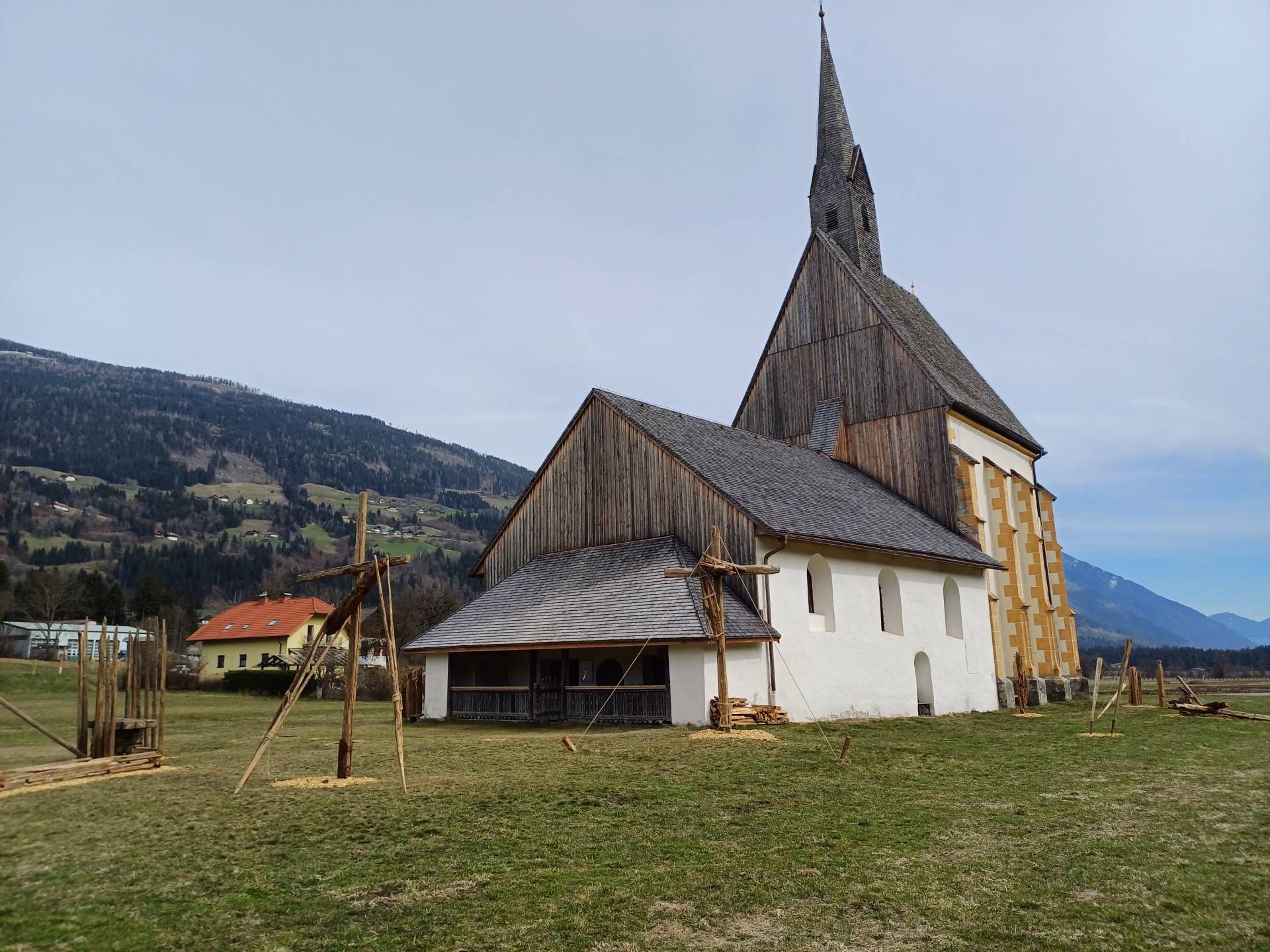 14 Kreuzwegstationen sind rund um die Athanas-Kirche aufgestellt.
