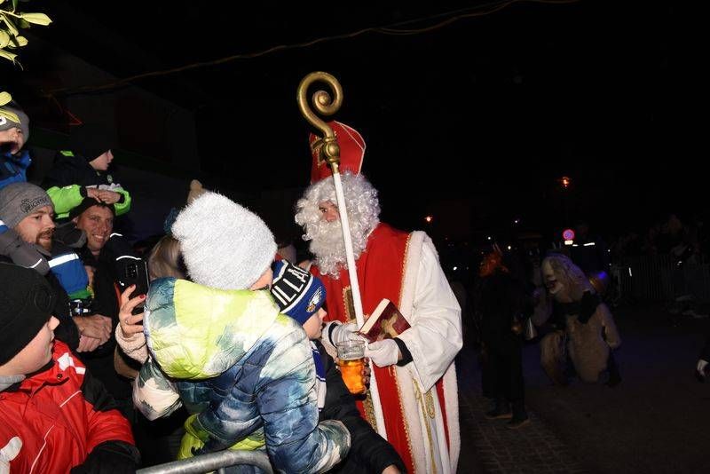 Der hl. Nikolo und die Jungperchten waren die Lieblinge der Kinder. Foto: Alexander Bagli