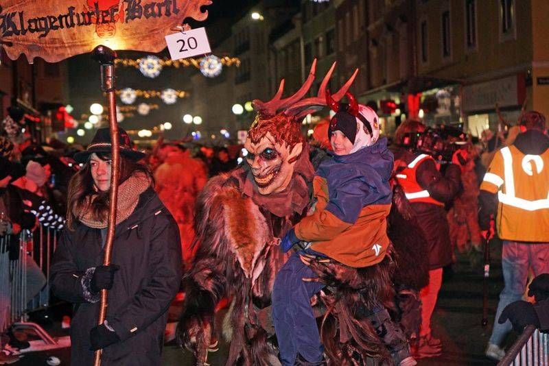 Die Brauchtumsgruppen beeindruckten mit aufwendig gestalteten Masken, furchteinfl&ouml;&szlig;enden Kost&uuml;men und detailreichen Choreografien. Moderiert wurde das Event vom bew&auml;hrten Duo Joschi Peharz und Harald Wieser, die das Publikum mit ihrem Humor durch den Abend f&uuml;hrten.