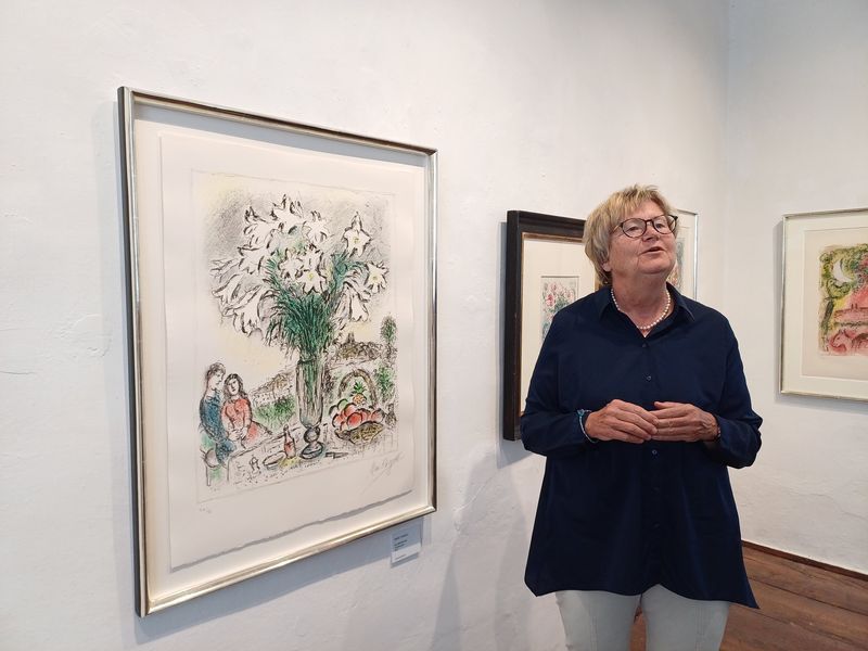 Dr. Erika Schuster f&uuml;hrt durch die letzte gro&szlig;e Ausstellung in der alten Stadtturmgalerie. Im kommenden Mai werden Kunstfreunde schon im neuen Kunsthaus Gm&uuml;nd am Hauptplatz empfangen.