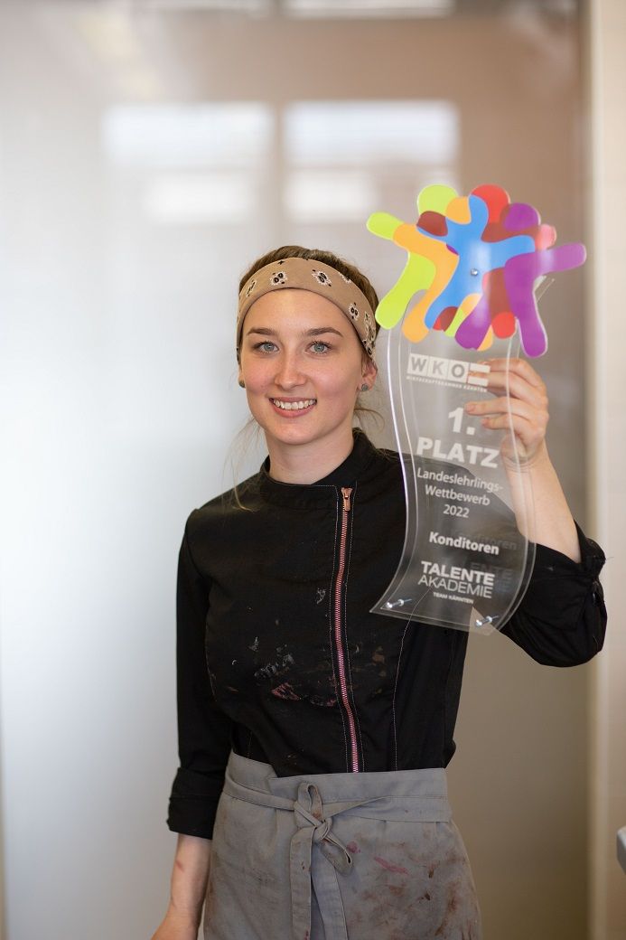 Jessica Pfalz lernt bei der Konditorei Semmelrock und &uuml;berzeugte die Jury mit ihren s&uuml;&szlig;en Kreationen. Foto: WKK/Peter Just