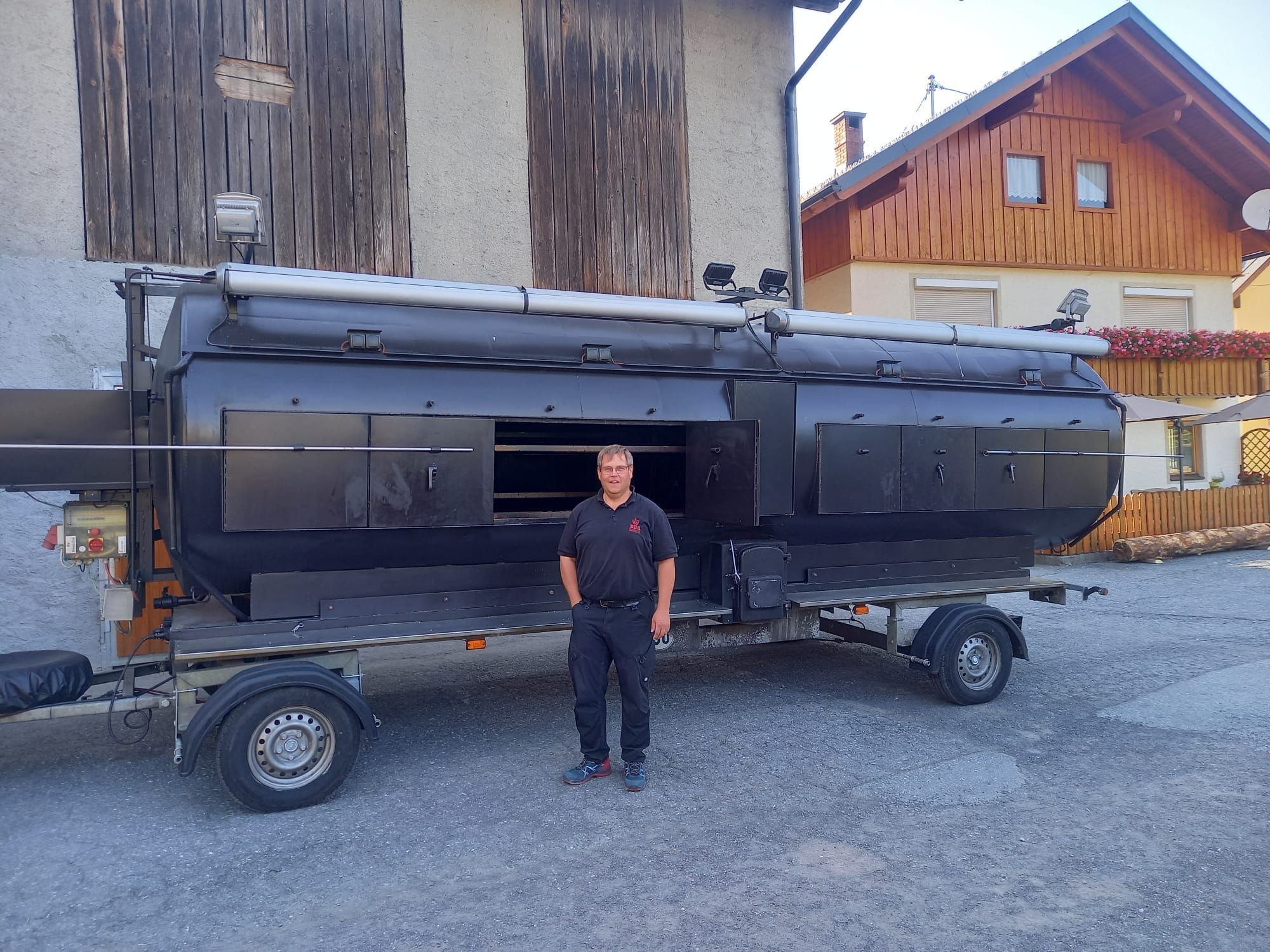 Bj&ouml;rn Pasternak bringt den gr&ouml;&szlig;ten Smoker Europas mit.