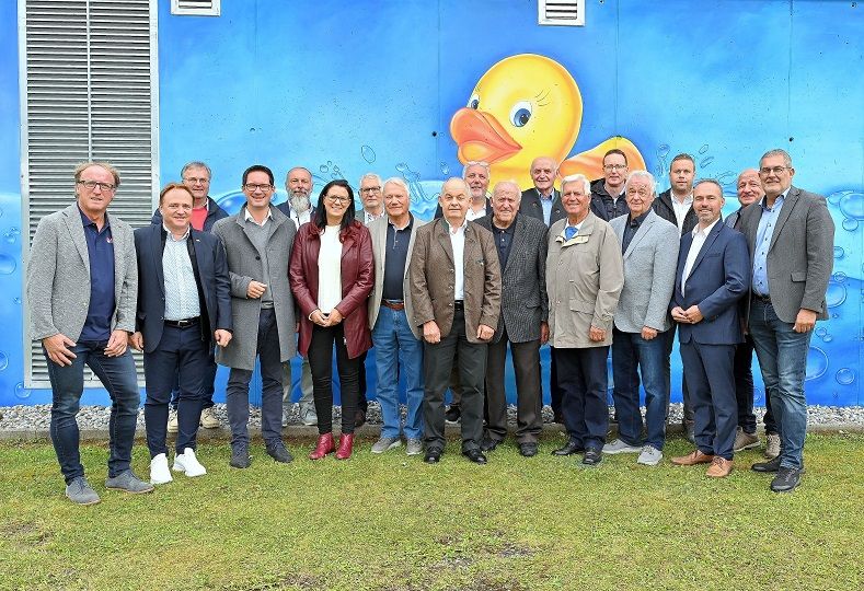 Gruppenfoto mit Landesr&auml;tin Sara Schaar, Funktion&auml;ren und Ehreng&auml;sten.