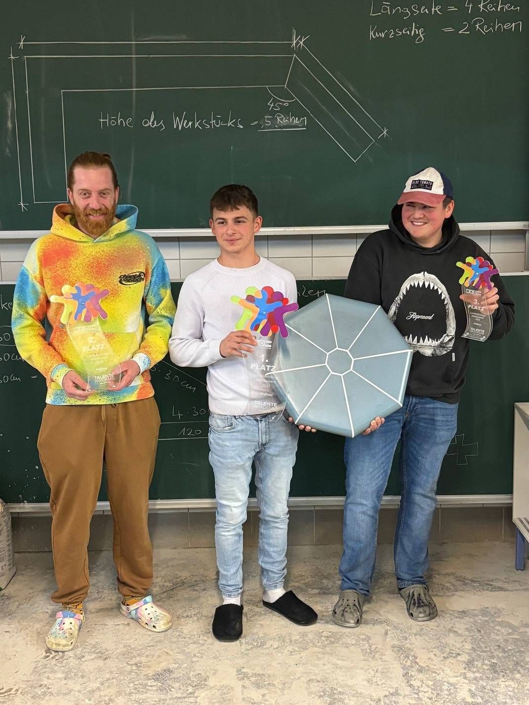 Die Hafnerlehrlinge &uuml;berzeugten mit einem kunstvoll gestalteten Sechseck, dessen einzigartig gearbeitete Plattgesimse f&uuml;r staunende Blicke sorgten. Im Bild: Mario Steiner (2. Platz), Gheorghe-Stefan Holbura (1. Platz) und Niklas Daberer (3. Platz). Fotos: WKK/KK