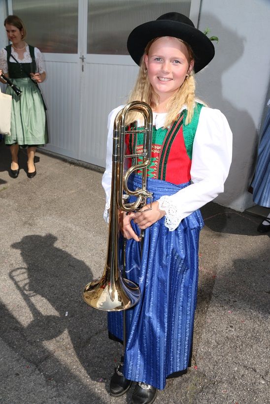 Musikantin Alicia Zwischenberger in der neuen Tracht