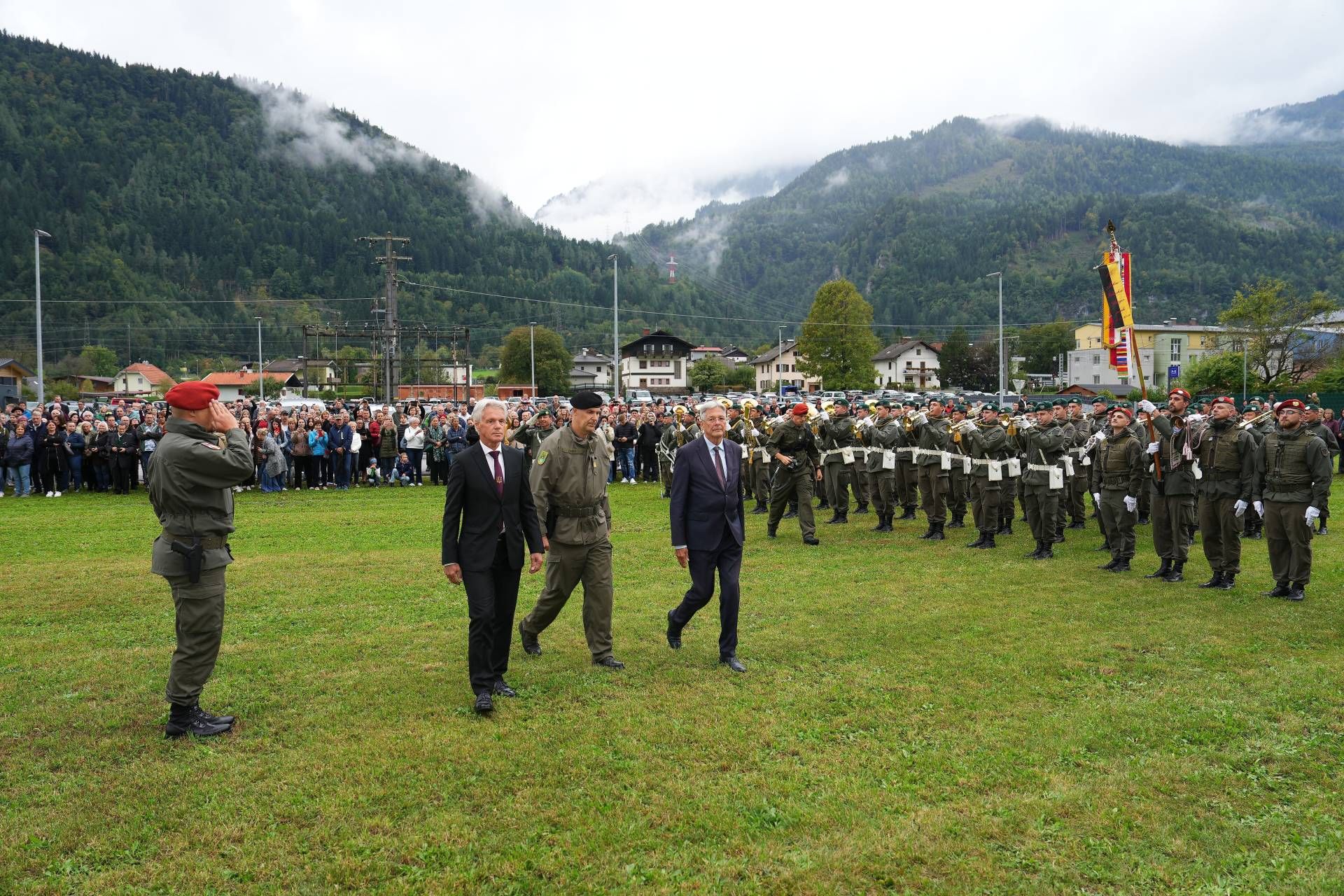 LH Peter Kaiser mit den Ehreng&auml;sten bei der Angelobung in Oberdrauburg. Foto: LPD K&auml;rnten/Willi Pleschberger