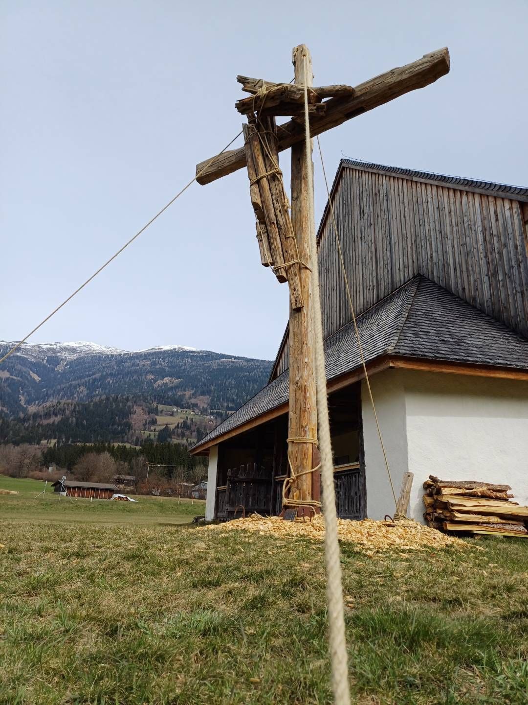 Hans-Peter Profunser-Kreuzweg bei der Kirche St. Athanas.