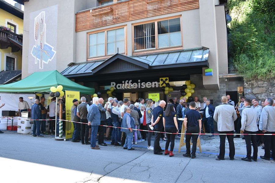 Ein kleines Volksfest war die Wiederer&ouml;ffnung der Raiffeisenbank-Filiale in Heiligenblut.