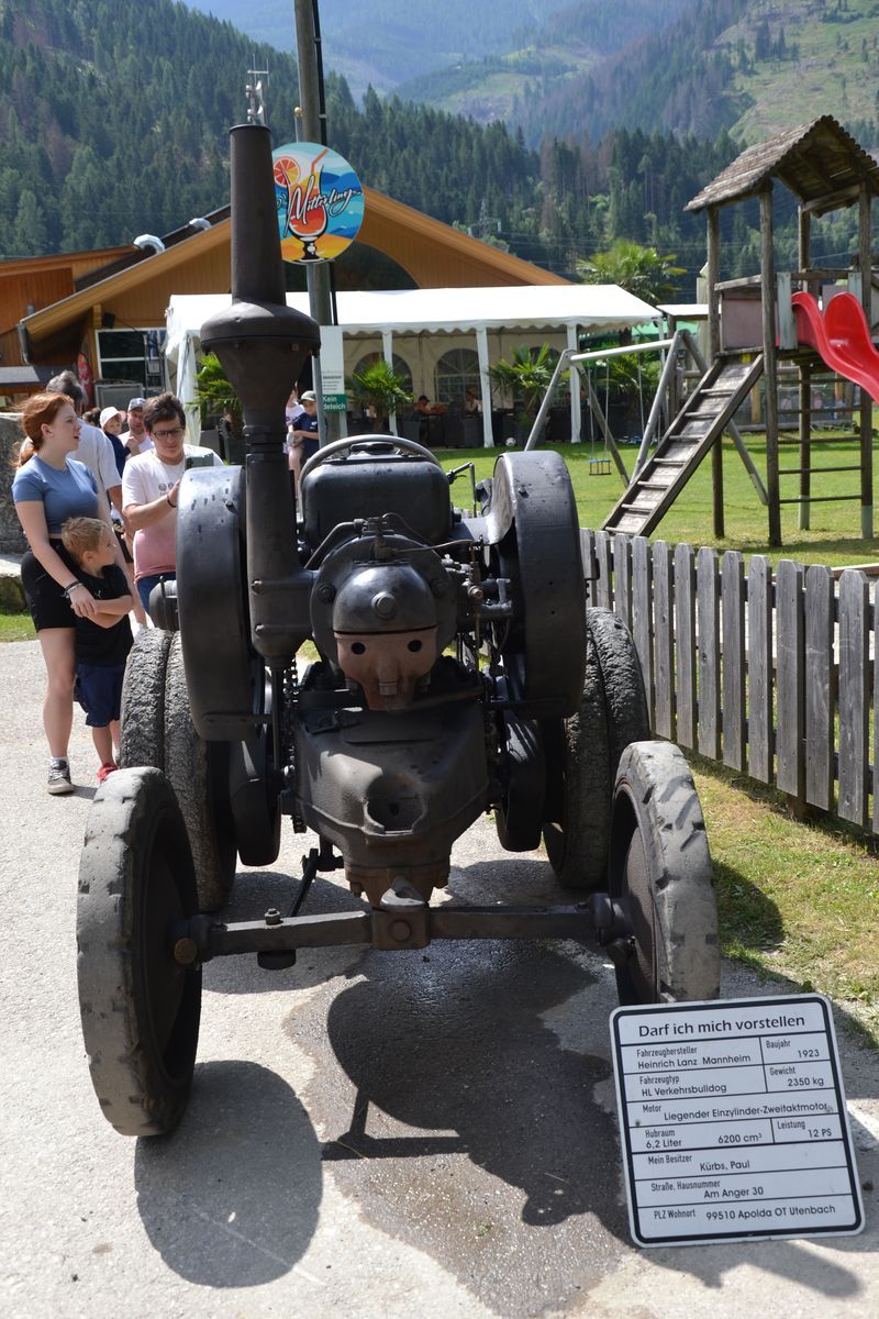 Auf gro&szlig;es Interesse stie&szlig;en die legend&auml;ren &bdquo;Lanz Bulldog&ldquo;-Traktoren. Ihre Besitzer waren 750 km weit aus Th&uuml;ringen angereist, um ihre Fahrzeuge zur Schau zu stellen. Ein Highlight war der Startvorgang dieser Traktoren aus den 1930er Jahren, der rund 15 M