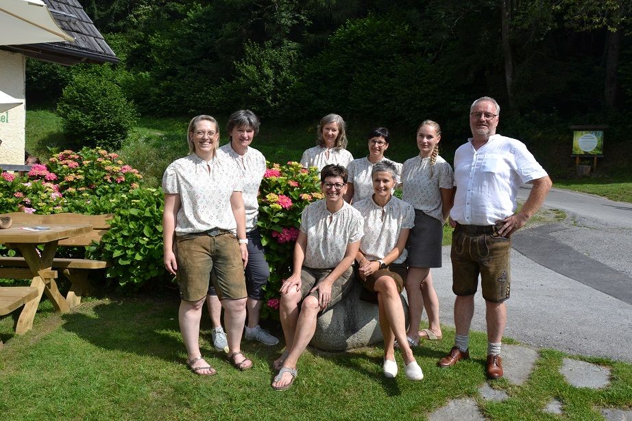 Raphaela Bernhard, Renate Tiefnig, Heidi Wallner (hinten), Martina Lanzer, Birgit Ebner (hinten), Anita Filzmaier und Andrea Ackerer und Johann Ackerer sind das Organisationsteam.