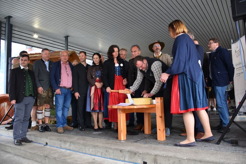 Der offizielle K&auml;seanschnitt beim Rathaus in K&ouml;tschach.
