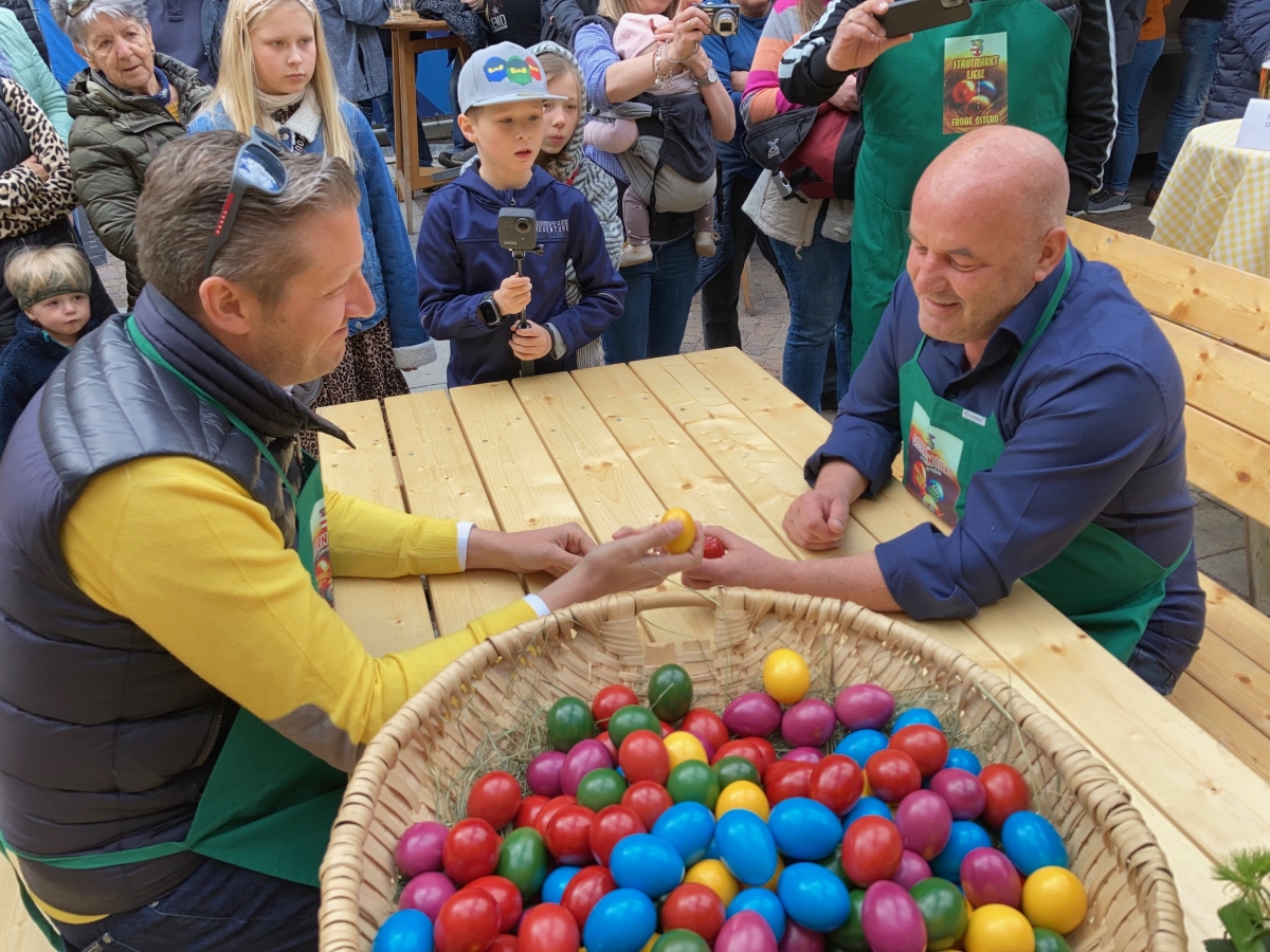 Gute Stimmung beim Ostereierpecken am Stadtmarkt