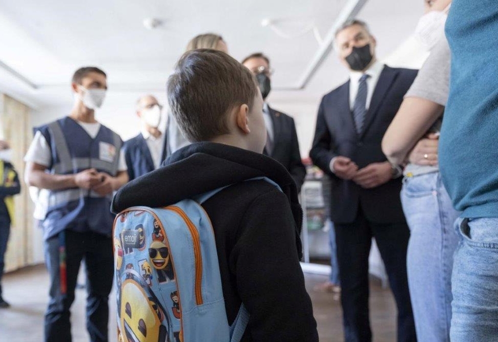 Nehammer besucht Ankunftszentrum in Innsbruck