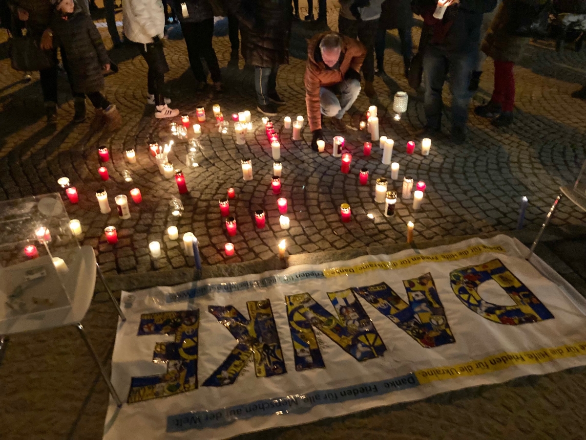 Zeichen f&uuml;r Frieden und Solidarit&auml;t vor Lienzer Liebburg