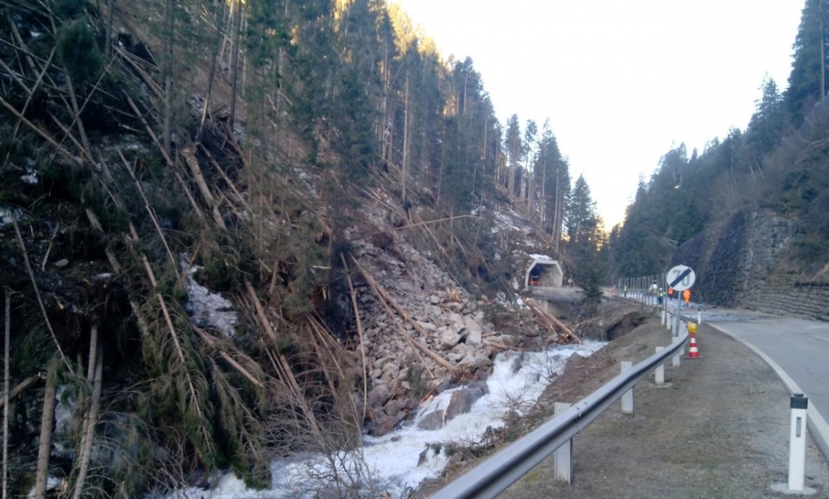 Defereggental: Schwarzach wird nach Felssturz ausgebaggert