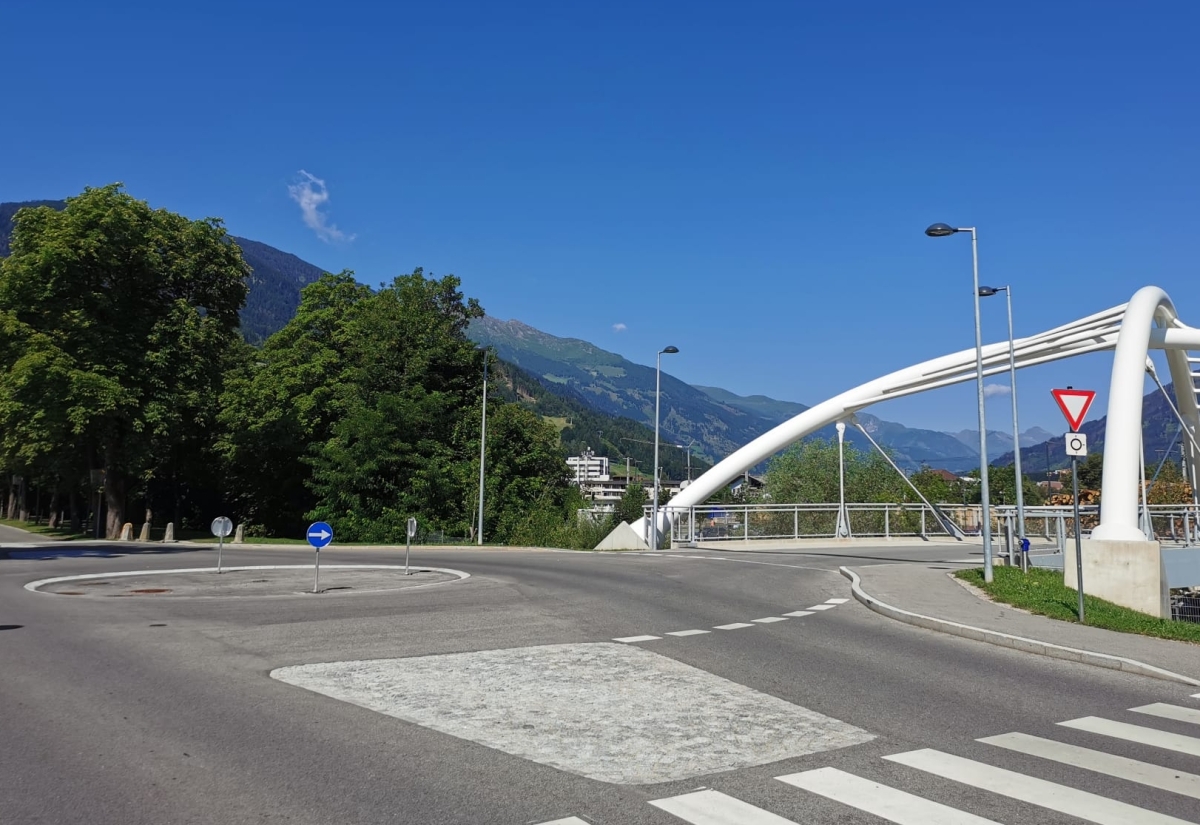 Kreisverkehr in Tristacher Stra&szlig;e ist jetzt gekennzeichnet