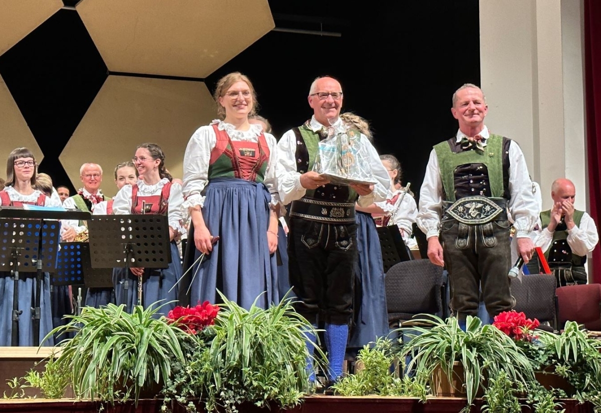 Taktstock&uuml;bergabe bei der Stadtmusik Lienz