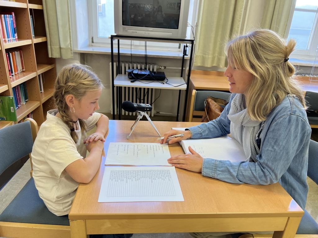 Junge Stimmen begleiten Trauernde am Friedhof