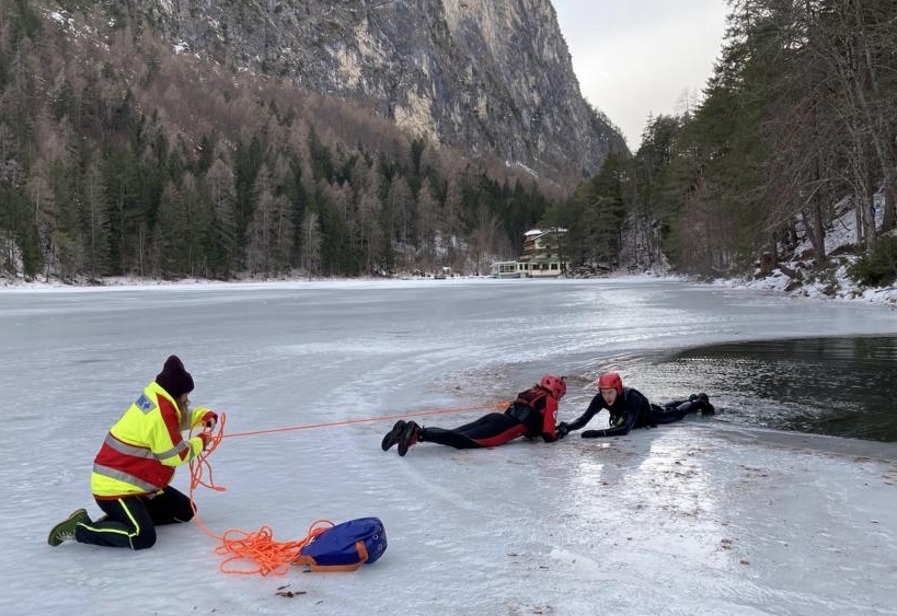 Wasserrettung Osttirol &uuml;bt auch auf Eis