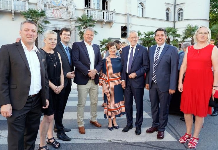 Prominente G&auml;ste zur Pr&auml;miere