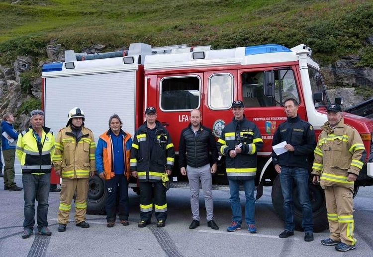 Feuerwehr&uuml;bung zwischen Kurven und Kehren