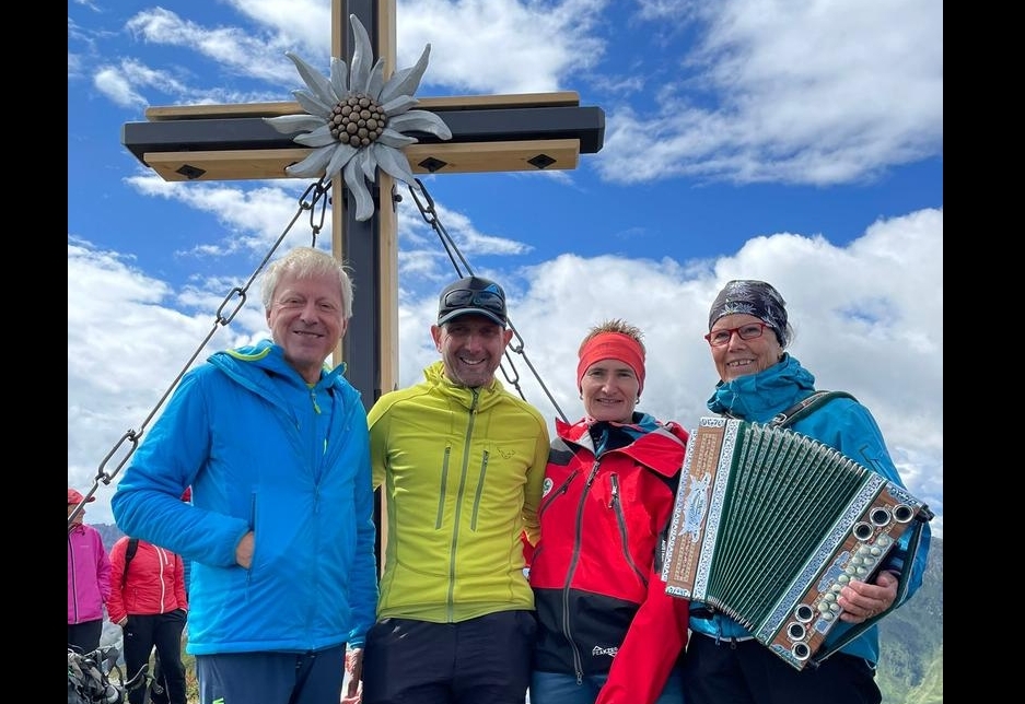 Vom Runseck gr&uuml;&szlig;t ein Gipfelkreuz