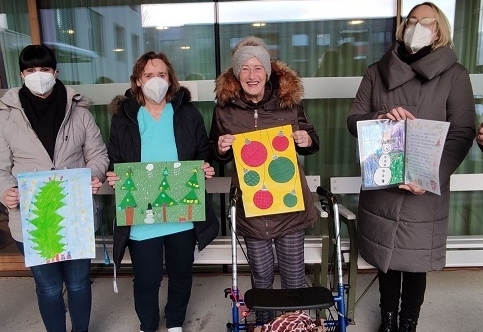 Kinder beschenkten Senioren