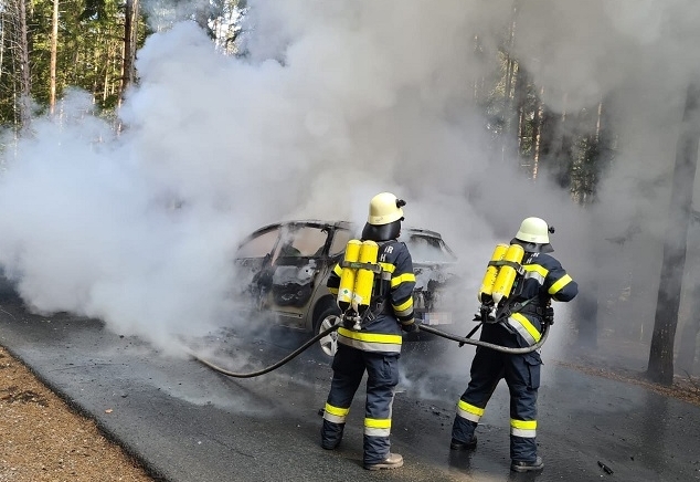 Fahrzeugbrand Fresacher Landesstra&szlig;e L40