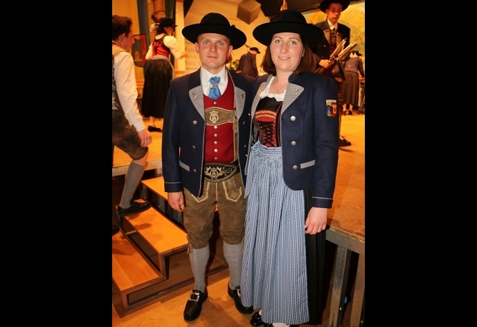 Mit Adlerfeder und &bdquo;m&ouml;lltaler&ldquo; Farben