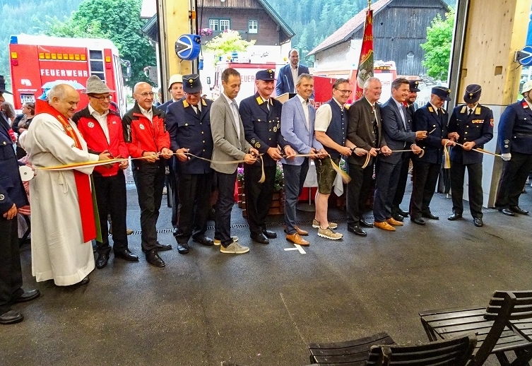 Neue Zentrale f&uuml;r Bergrettung und Feuerwehr er&ouml;ffnet