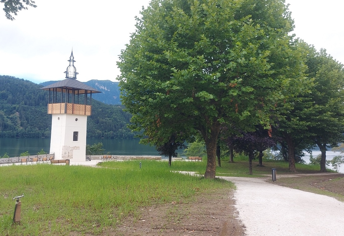 Neugestalteter Park mit Aussichtsturm