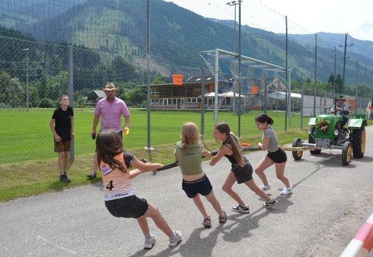 Traktorziachn in Rangersdorf: Oldtimer, Muskeln und Spa&szlig;