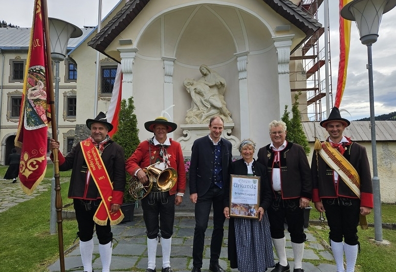 Ehrenurkunde f&uuml;r Brigitte Lugger