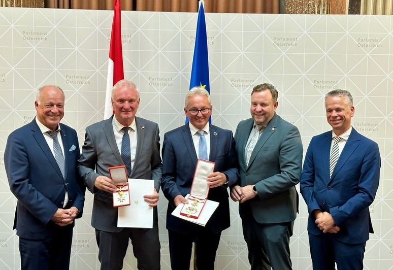 Ehrenzeichen f&uuml;r G&uuml;nther Nowak