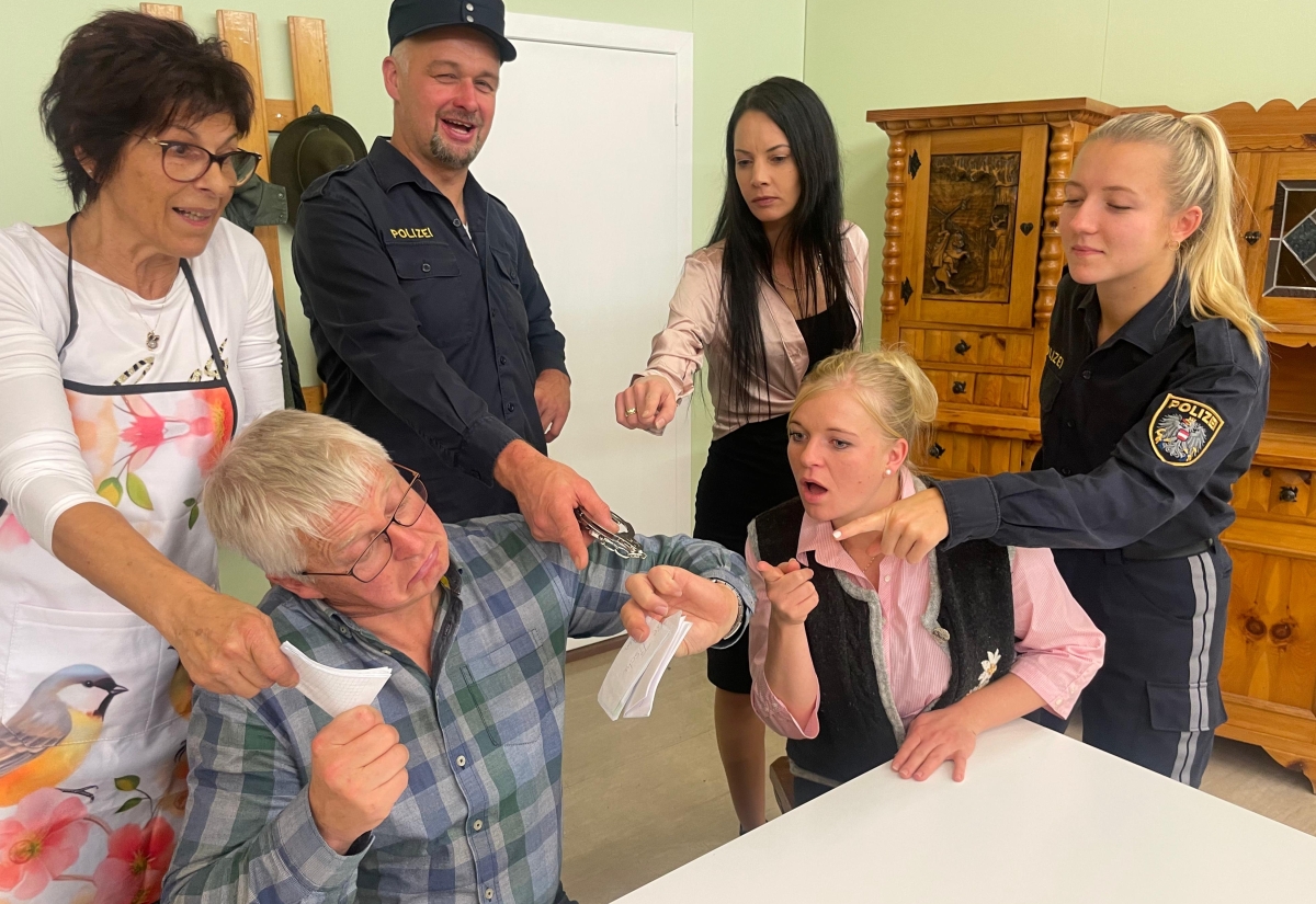 Theatergruppe Rennweg spielt &bdquo;Brautschau im Irrenhaus&ldquo;