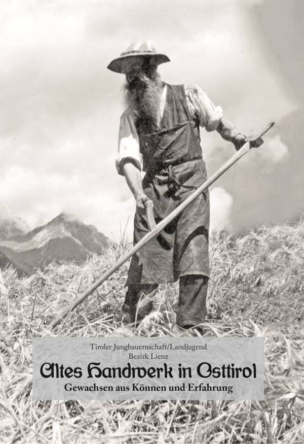 Ein Landwirt mit Bart und Hut beim Mähen mit einer Sense und einem Berg im Hintergrund