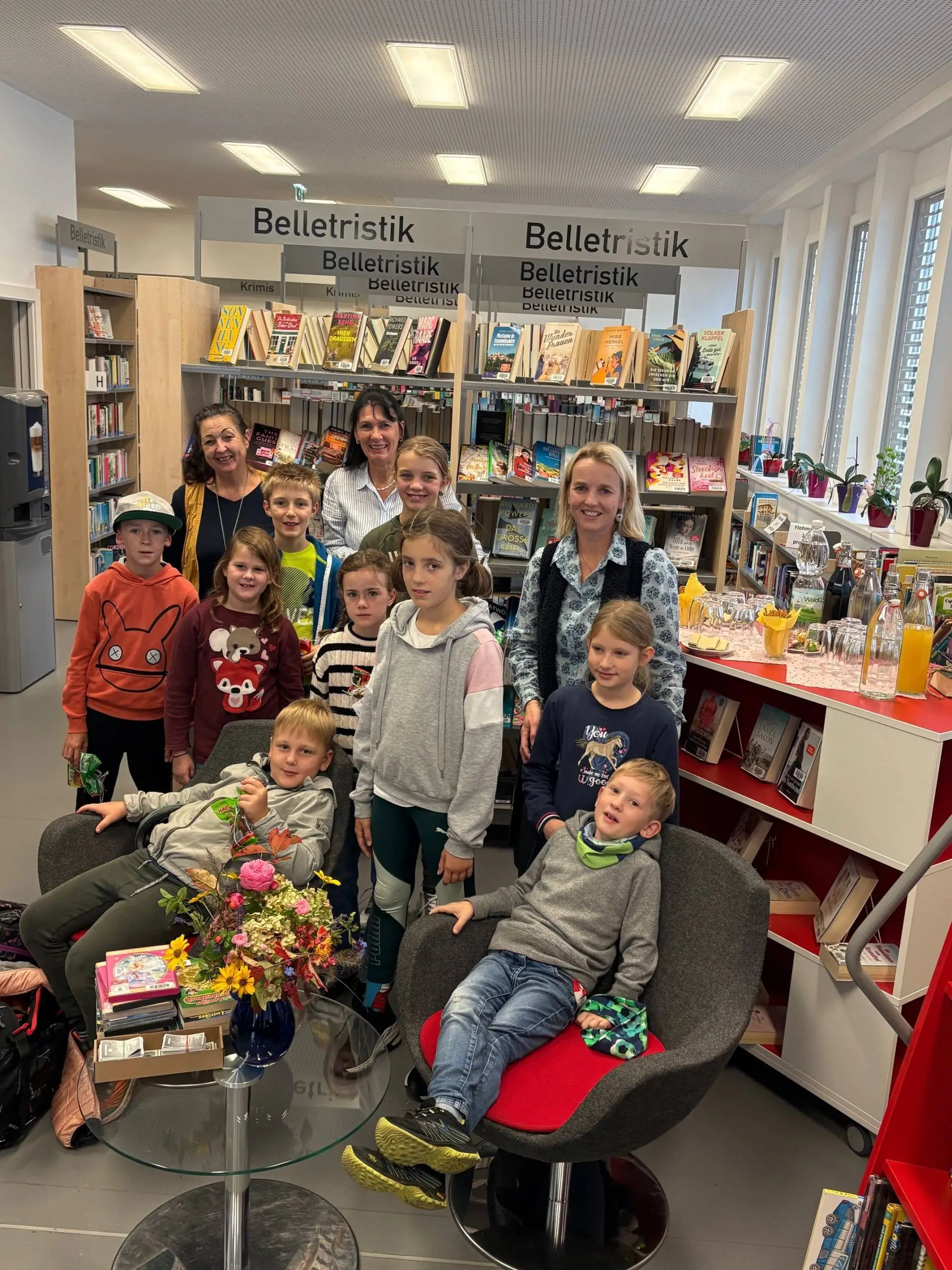 Das Team der Stadtbücherei Spittal Leiterin Astrid Arztmann, Sabine Lobnig und Corinna Steinacher (hinten v. l.) mit einigen der Gewinner der heurigen Lesepass-Aktion. Fotos: Stadtbücherei Spittal.