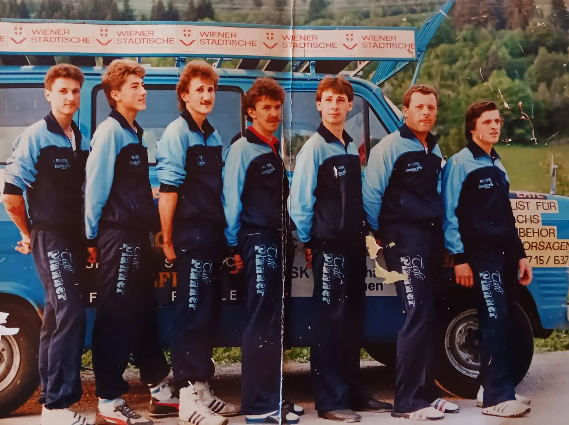 Die ersten Radler der neuen Sektion Rad des OSK in den 80er Jahren von links, Sven Kristler, die leider viel zu früh verstorbenen Helmuth Kristler und Wolfgang Kristler, Ossi Jochum, Alois Walcher, Kurt Strobl und Gerald Ebner. Foto:  Radlwolf