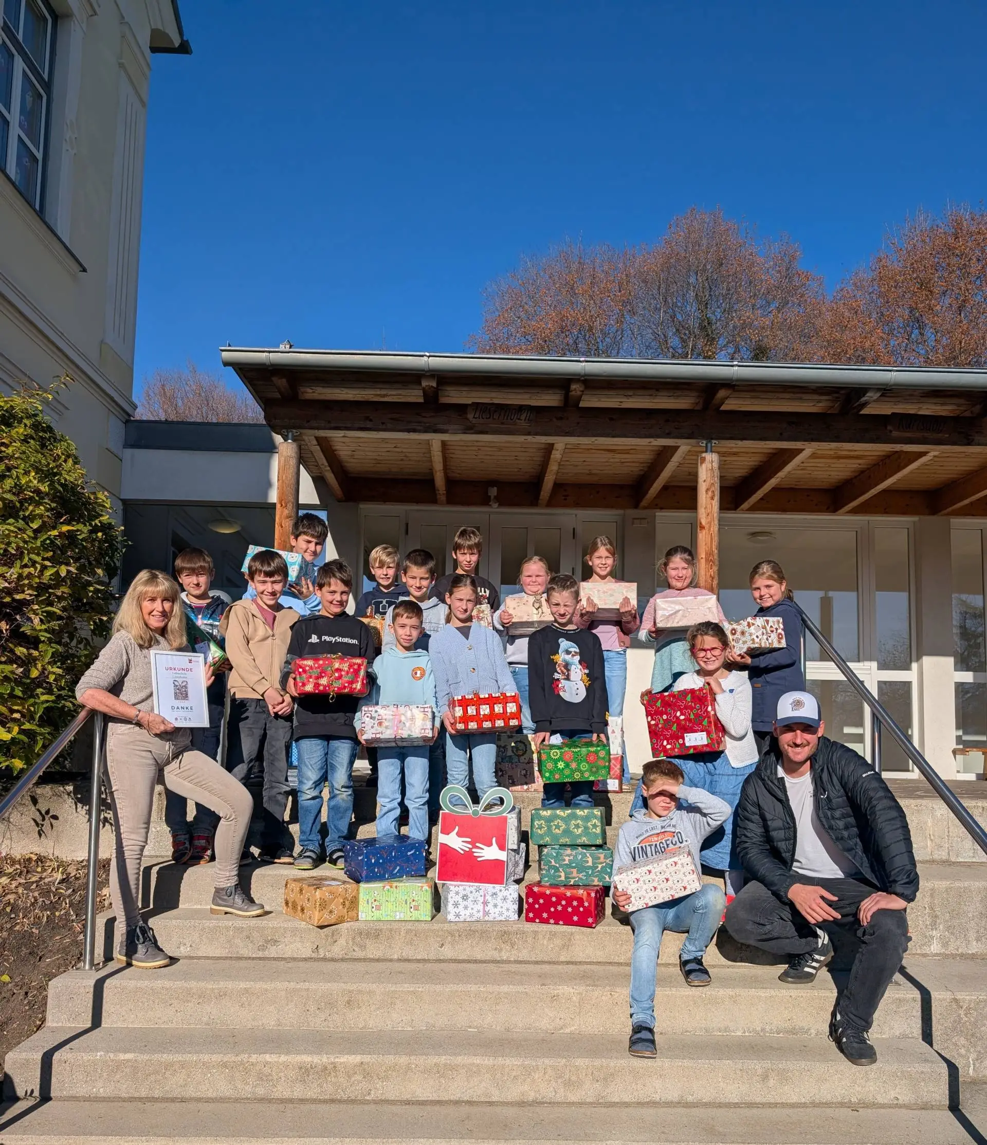 Alle Klassen der drei Seebodener Volksschulen haben an der „Weihnachtspackerlaktion 2025“ der vier Serviceclubs teilgenommen.