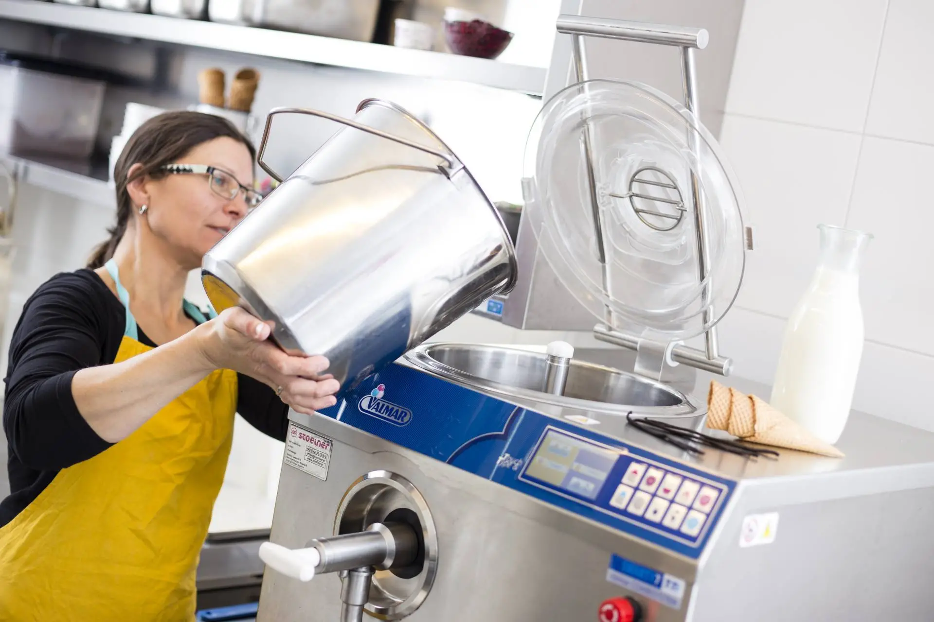 Elisabeth Neuwirth in voller Aktion beim Eismachen.