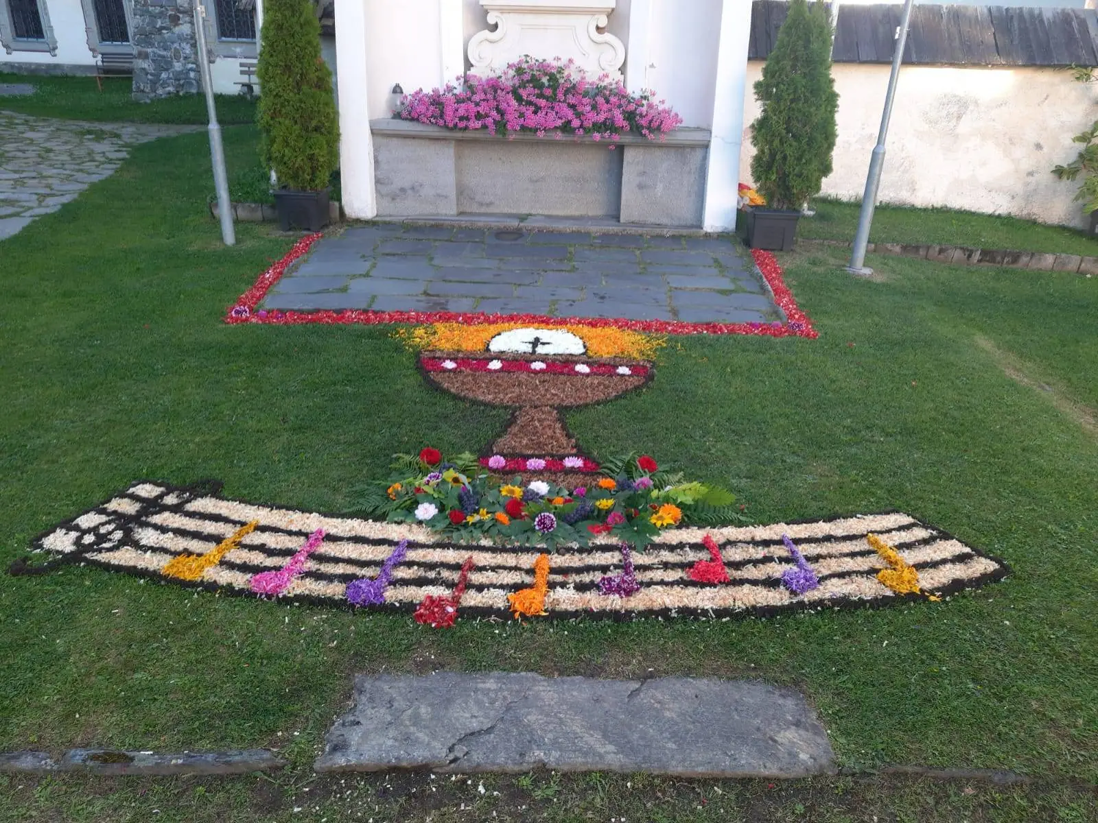 Immer wieder eindrucksvolle Blumenteppiche am Kirchplatz vor der Basilika in Luggau. Foto: privat