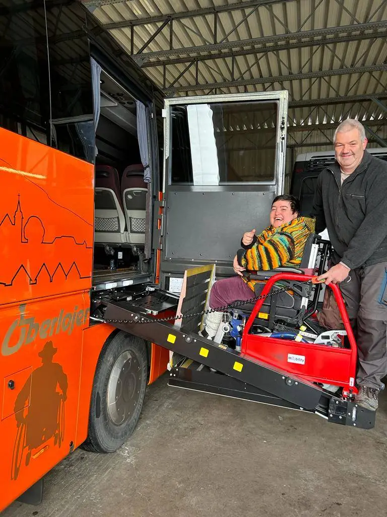 Tochter Jenny war wohl die erste Passagierin von Roman Oberlojers Spezialbus im Bild mit Buslenker Christian Dölderer.