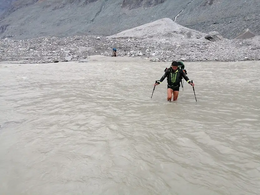 Gletschermesser unterwegs zur Arbeit auf der Pasterze 2022. Foto: ÖAV Gletschermessdienst / Andreas Kellerer-Pirklbauer