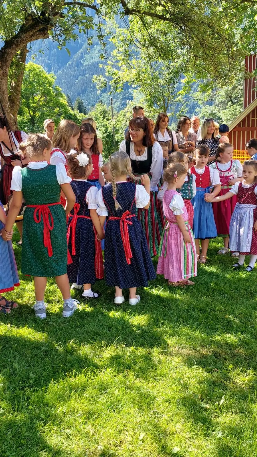 Die Kindervolkstanzgruppe bei  einem ihrer Auftritte in Steinfeld.